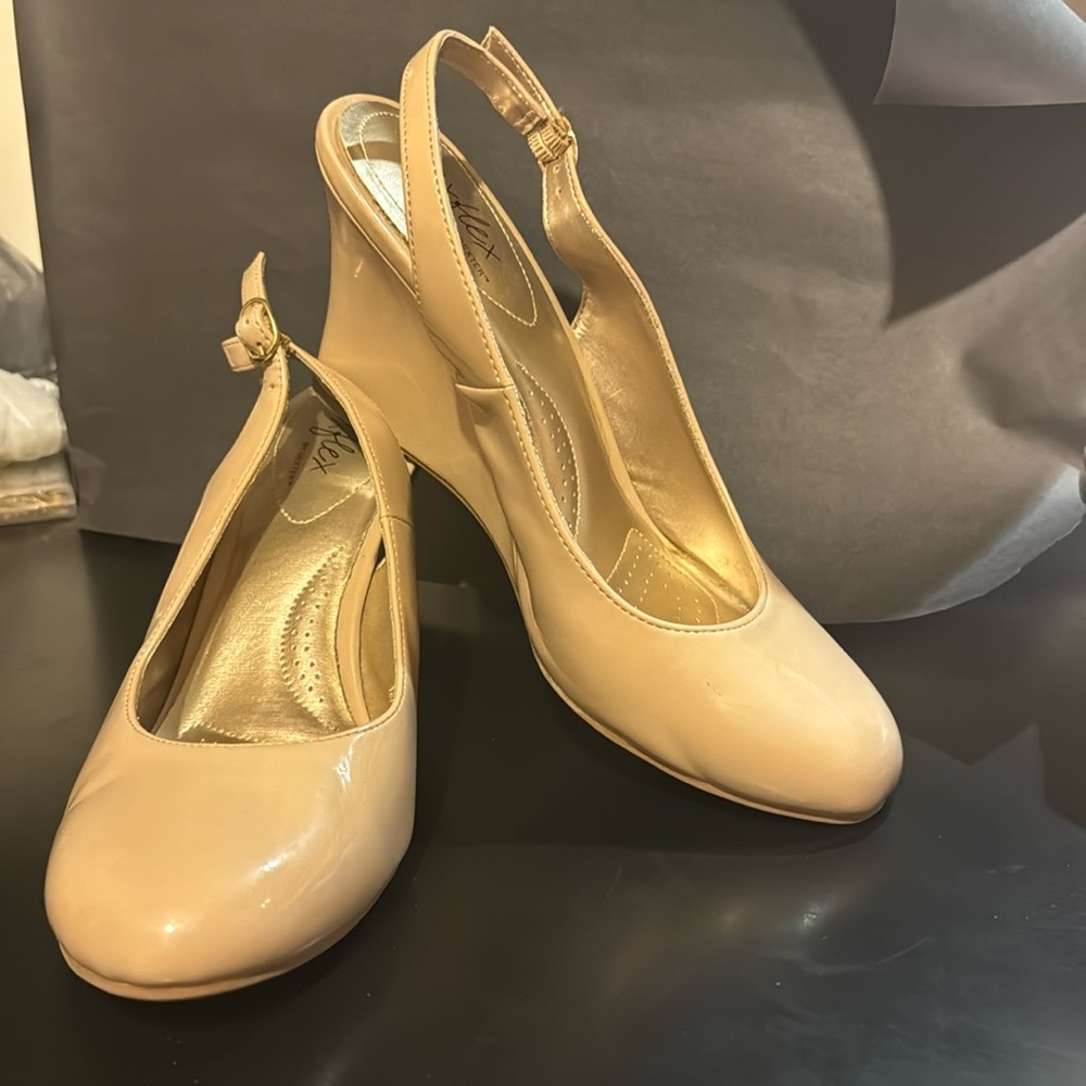 Sling-back nude wedges